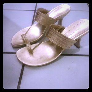 Women's Size 10 Gianni Bini Gold Sandals 💄👠👛👗